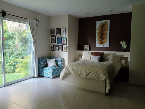 Casa En Venta En Jiutepec, Cocadas, Con Acceso Controlado, Alberca Y Loft Independiente.