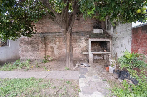 Casa En Sgto. Cabral 2 Dormitorios Y Patio Verde