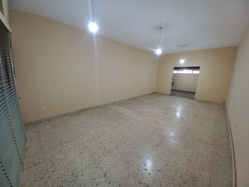 Casa + 2 Locales En Inmaculado Estado De Conservación!