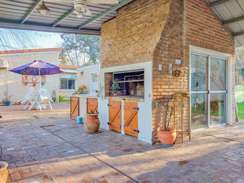 Casa En Venta - 3 Dormitorios 3 Baños - 2.245mtss2 - Carmen De Areco