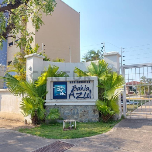 En Venta Amplio Apartamento Ubicado En Planta Baja En El C.r. Bahía Azul