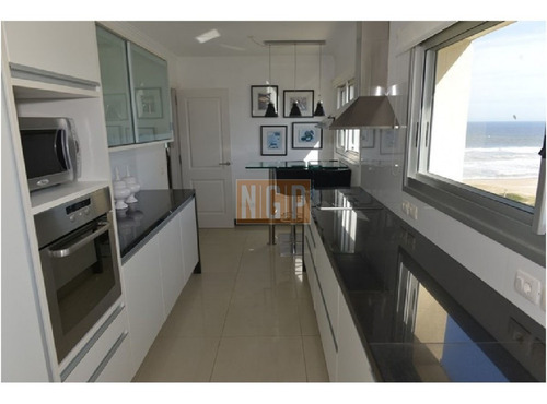 Apartamento En Brava, 3 Dormitorios - Ref: 10113