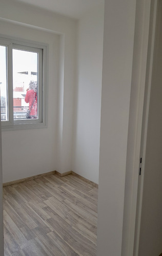Dueño Vende Luminoso Tres Ambientes De Casi 80 M2 Al Frente Con Toilette Y Balcon Terraza