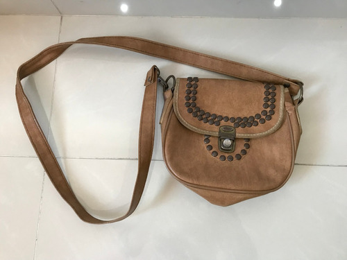 Cartera Marron Simil Cuero Con Correa Y Tachas