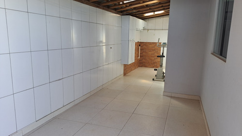 Casa Com 3 Dorms, 1 Wc, Sala E Cozinha Integradas E Garagem.