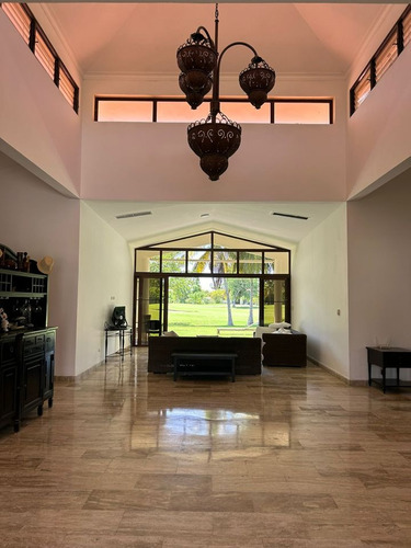 Villa Amueblada En Alquiler De 4 Dormitorios En Punta Cana, Cocotal Golf Club, Frente Al Campo De Golf