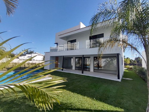 Casa Nueva En Venta En Club De Golf  Paraiso Cuntry Club,  Emiliano Zapata Morelos.