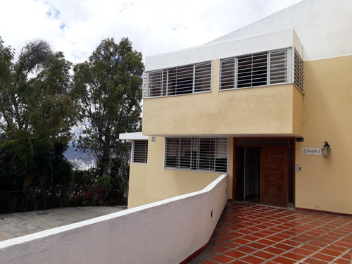 Casa A La Venta  Con Excelente Ubicacion Y Distribucion, Zona Tranquila Urbanizacion Colinas De Bello Monte  #23-13072 On Caracas - Baruta 