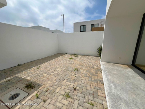Condominio Inspira Zibata Casa Ubicada En Esquina De 223 M2 Con 3 Recamaras Y Con Cuarto De Servicio Qh745*25