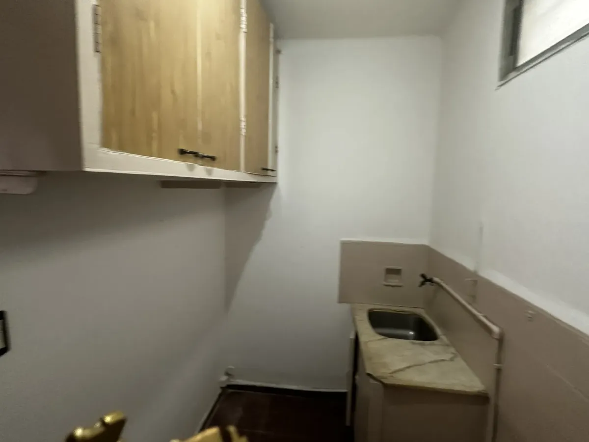Alquilo Apartamento En Cordón ,próx A Comercios, Bus , 1 Dormitorio Amplio Con Ventanales Al Patio , Living Comedor Con Salida A Patio Propio, Baño Completo, Cocina $ 18.000 Gc $ 2900 · Foto 3