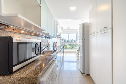 Moderno Apartamento Sobre Playa Brava En Torre Le Parc, Cuenta Con Dos Dormitorios Más Dependencia De Servicio. Punta Del Este