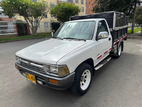 Toyota Hilux 2.4l 117 hp 4x2