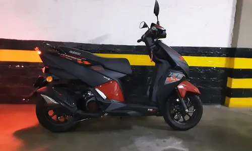 Negra/rojo 125cc, 2022. Conector Usb, Automática, Como Nueva