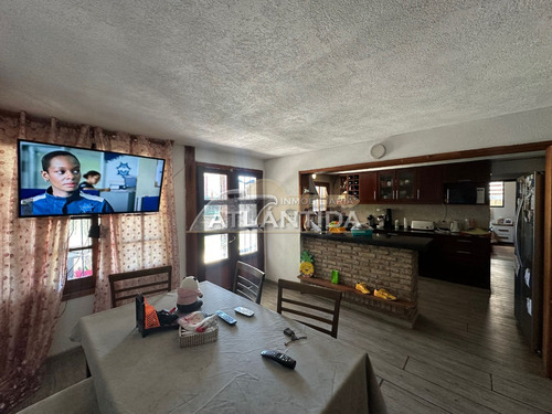 Venta En Atlántida, A 3 Cuadras De Av Artigas, Casa Principal, Barbacoa, Apto Al Fondo Y Piscina Climatizada. Inm Atlántida.