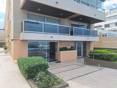 Venta De Apartamento En Punta Del Este 2 Dormitorios. Excelente Estado Y Ubicacion Frente A Playa El Emir.