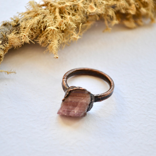 Imagen 2 de 7 de Anillo Fino Con Piedra Natural Turmalina Rosa Y Cobre