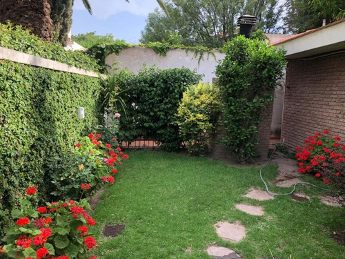 Excelente Casa De Categoría, Barrio Bombal
