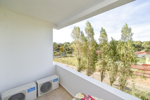 Excelente Apartamento De Tres Dormitorios Frente Al Mar - Punta Del Este- Ref: 3912