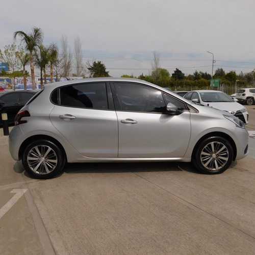 Imagen 8 de 19 de Peugeot 208 1.6 Feline Tiptronic