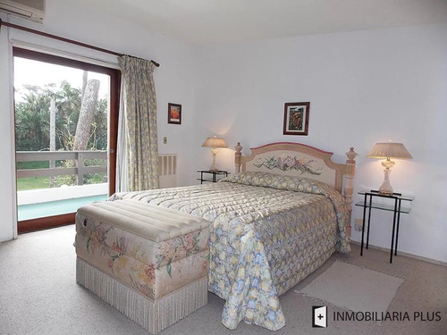 Alquiler De Casa Con Piscina De 400m2 Y 1200 M2 De Terreno 5 Dormitorios En Playa Mansa De Punta Del Este