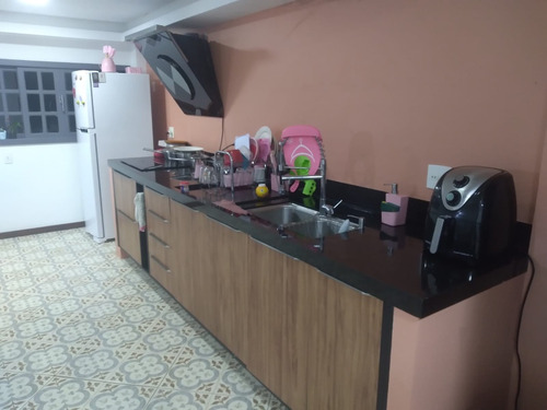 Casa 4 Quartos, 3 Banheiros, 2 Salas.