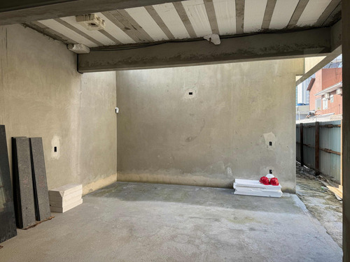 Excelente Sobrado Triplex No Centro De Balneário Camboriú Próximo À Praia Central. Viabilidade Comercial E Residencial. Fase Final De Acabamento. Negocia Entrada E Parcelamento. Venha Visitar.