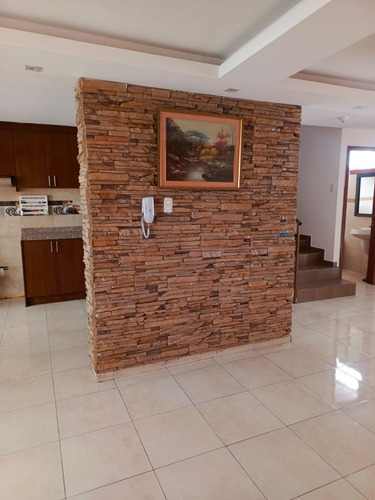 Bonita Casa De Doble Planta Dentro De Un Conjunto Residencia