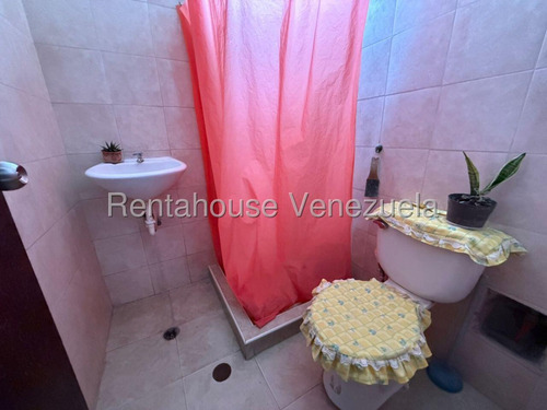 Raiza Suárez Vende Amplia Casa Ubicada En El Este De Barquisimeto 2 5 2 4 4 8 6 Con Área De Lavado, Cocina De Mampostería Y Con Fundaciones Para El Segundo Nivel.