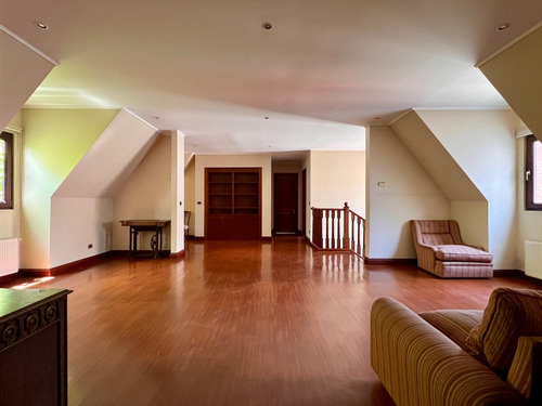 Casa/ The Newland School/ J. Alcalde Délano/ Sta. Teresita