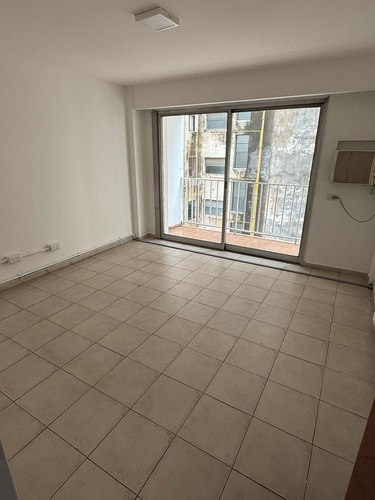 Oficina En Venta Con Balcón , Zona Centro