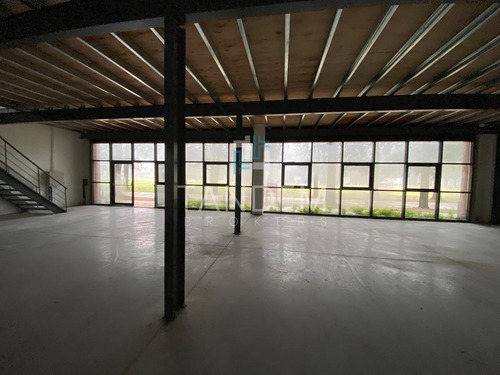Imagen 2 de 4 de Alquiler Excelente Galpón Con Oficinas En Predio Empresarial Exclusivo Rodeado De Verde