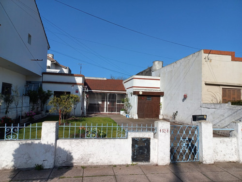Casa 3 Ambientes Con Garaje Y Parque, A Reciclar Parcialmente, En Barrio Santa Monica