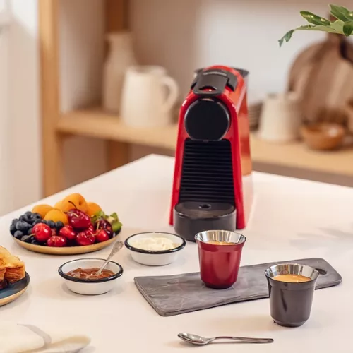 Cafetera Nespresso Essenza Mini Roja con Espumador de leche