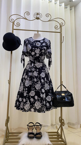 Imagem 3 de 9 de Vestido Midi Rodado Com Manga Preto Floral Branco
