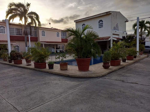 Venta Espectacular Town House Margarita 135mts2/5h/4b/2pe. Lesamo