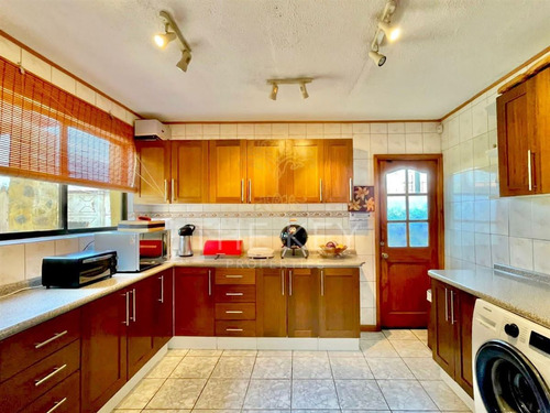 Casa En Venta De 5 Dorm. En Olmué