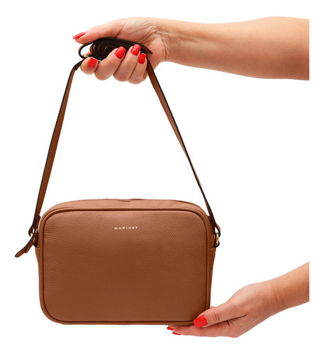 Bolsa Transversal Feminina De Couro Bovino Mariart Maxi Jeri Cor Camel Desenho Do Tecido Lisa