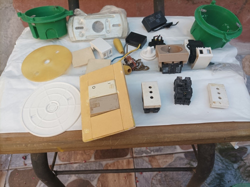 Imagen 3 de 10 de Artículos Eléctricos, De Pesca, Sanitaria Y Otros.