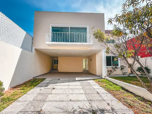 Casa En Venta Con Recámara En Planta Baja En Rincones De La Calera.