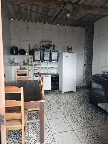 Casa Com 3 Quartos, 2 Banheiros E Vaga Para Até 2 Veículos