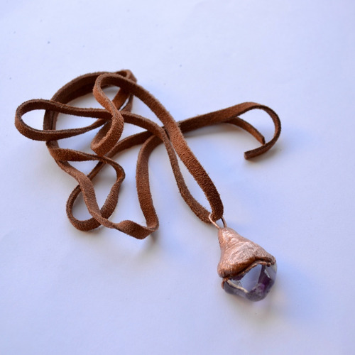 Imagen 3 de 4 de Dije De Piedra Amatista Y Cuero, Amuleto Del Amor