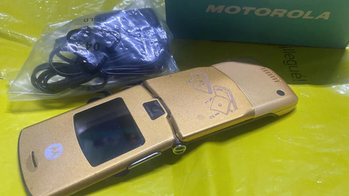 Motorola Modelo V3 Rarz Tipo Flip Basico . Color Dorado. Dorado (Usado)
