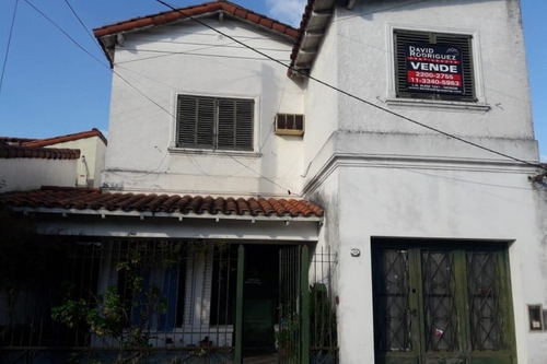 Chalet En Venta En Castelar