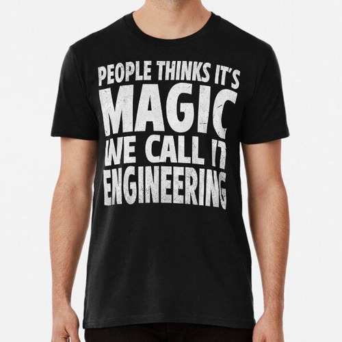 Remera La Gente Piensa Que Es Magia, Lo Llamamos Ingeniería 