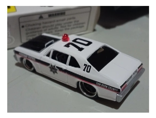 Chevrolet Nova Patrulla Escala 1:64 1/64 Bburago Coleccion Color Blanco