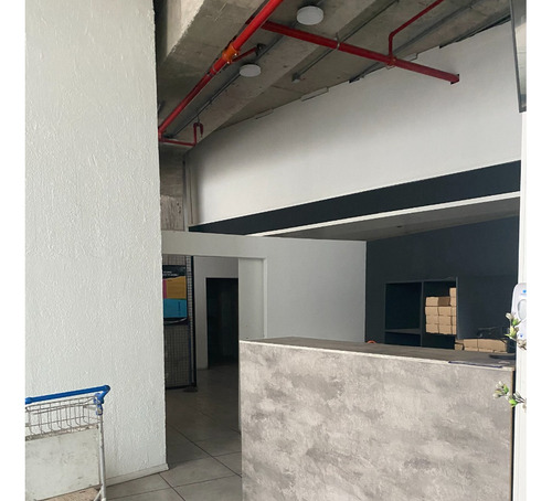 Excelente Local Ubicado En Nueva Las Condes