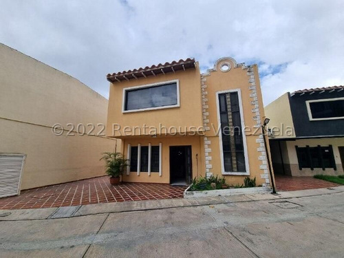 - Casa En Venta En El Triangulo Del Este Barquisimeto R E F  2 - 3 - 3 - 7 - 4 - 7  Mehilyn Perez -