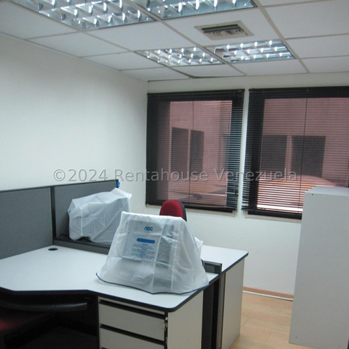 En Venta Ilumanada Y Centrica Oficina - Urb. Chacao.