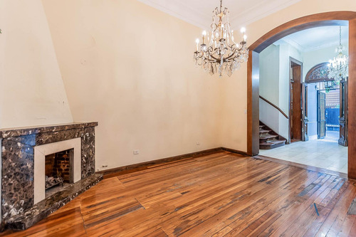 Casa En Villa Urquiza.una Joya Arquitectónica Que Conserva El Encanto Y La Elegancia De Su Época