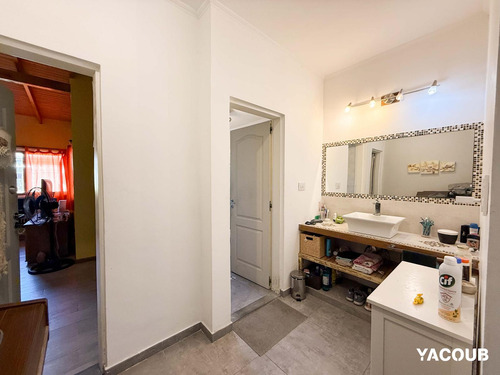 Casa En Venta - 5 Dormitorios 3 Baños - Villa Elvira